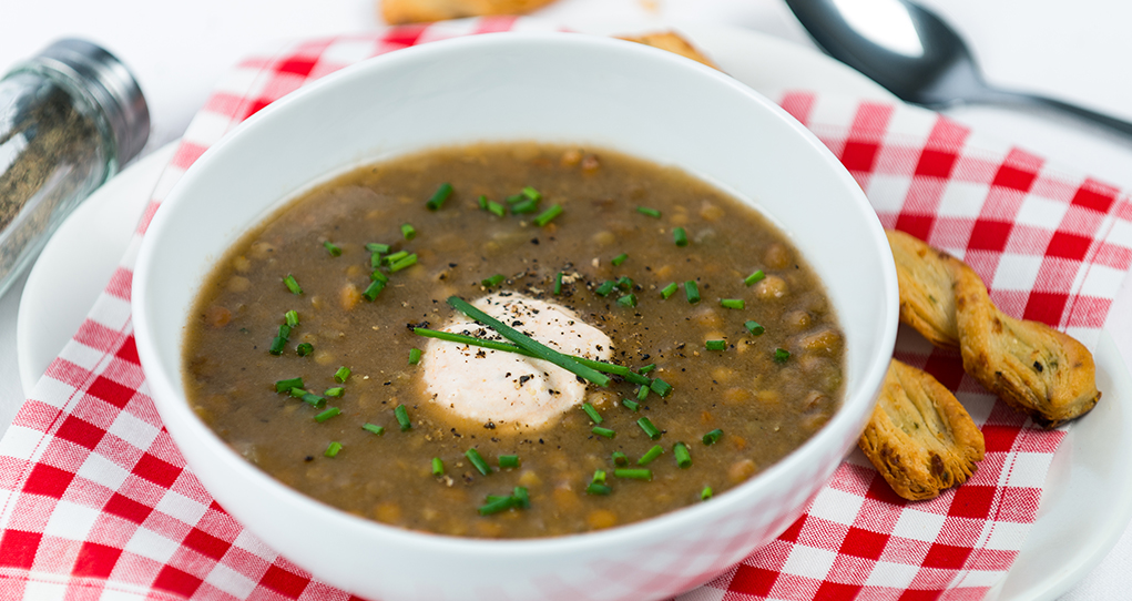 Soupe aux lentilles avec sauce chipotle