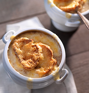 Succulente soupe aux champignons gratinée