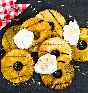 Ananas grillé avec yogourt de type Balkan