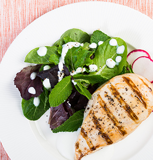 Poulet grillé, marinade yogourt et menthe